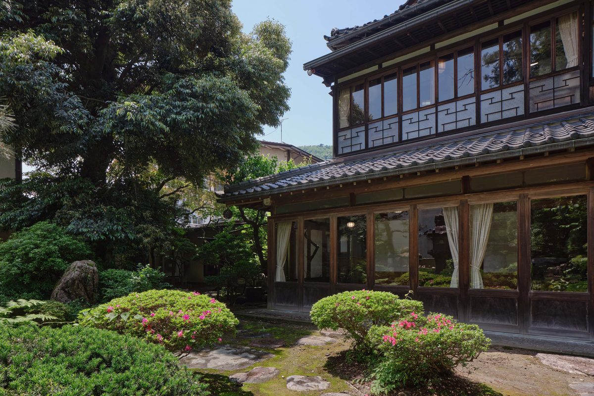 建物と庭