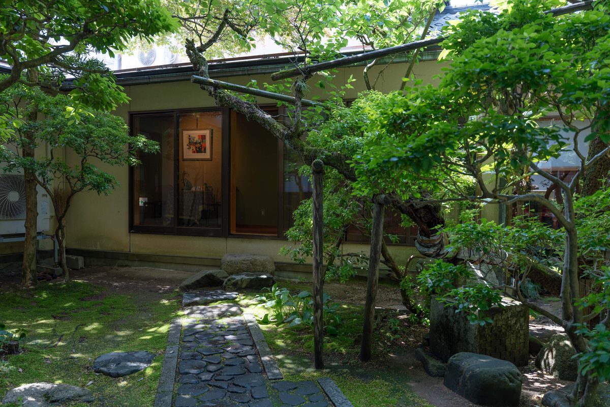 建物と庭